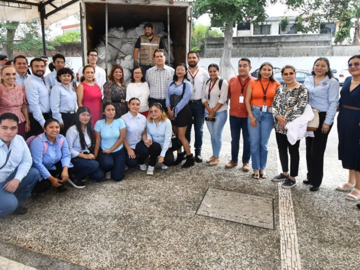 Colectan alumnos de universidades en Tabasco, medicamentos caducados.